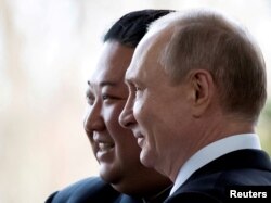 Presiden Rusia Vladimir Putin dan pemimpin Korea Utara Kim Jong Un berfoto saat pertemuan mereka di Vladivostok, Rusia, 25 April 2019. (Foto: via Reuters)