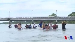 Des migrants traversent le fleuve pour entrer au Mexique (vidéo)