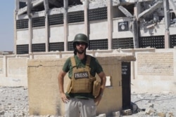 Dutch reporter Wladimir van Wilgenburg is seen as he was covering the battle to liberate the northern Syrian city of Manbij from Islamic State militants, Aug. 8, 2016. (Courtesy photo)