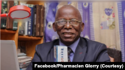 Etienne Flaubert Batanga Mpesa mokeli ya mono mpo na bokono bwa COVID-19 akufi na Kinshasa, 5 mars 2021. (Facebook/Pharmacien Glorry)