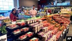 Gente de compras en una tienda de comestibles en Glenview, Illinois, el 4 de julio de 2022. 