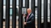 Di Tengah Pandemi, Trump Puji Tembok Perbatasan di Arizona