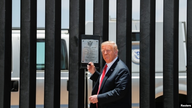 Presidenti Donald Trump në kufirin SHBA-Meksikë