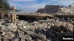 Sebuah bangunan hancur pasca serangan udara AS di al-Qaim, Irak Sabtu (3/2).