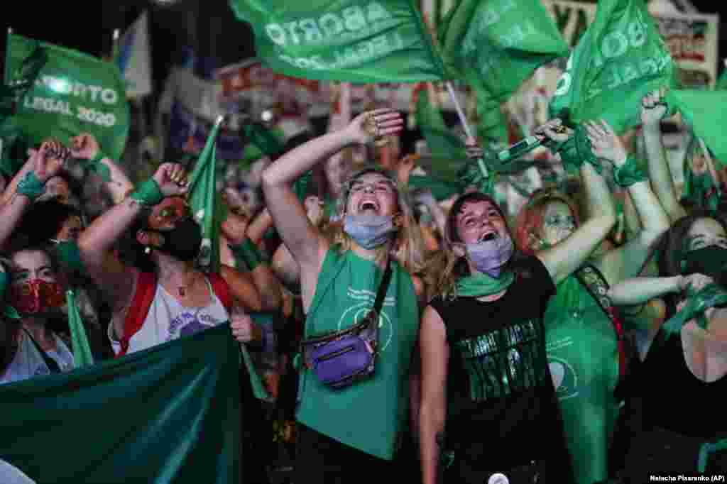 Argentinada abort qonuniylashtirildi. Minglab ayollar va huquq faollari buni nishonlash uchun ko&rsquo;chaga chiqdi. 30-dekabr, 2020.