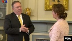 Menteri Luar Negeri AS Mike Pompeo (kiri) dalam wawancara dengan VOA hari Jumat (25/5). 