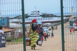 Internally displaced people arrive in Pemba on April 1, 2021, from the boat of evacuees from the Palma.