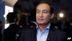 United Airlines CEO Oscar Munoz apologizes profusely to Dr. David Dao and promises that security officers will no longer be used to remove passengers. 