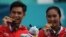Aldila Sutjiadi (kanan) dan Christopher Benjamin Rungkat (kiri) berpose dengan medali emas dari cabor tenis, final nomor ganda campuran di Asian Games, Palembang, 25 Agustus 2018.