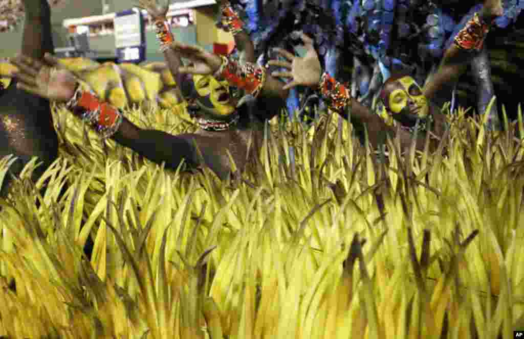 Desfile da Escola de Samba Vila Isabel no Carnaval do Rio, domingo à noite. O enredo prestou homenagem à cultura, história, fauna e flora de Angola.