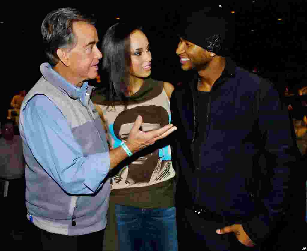 Clark chats with Alicia Keys and Usher in 2004, at a rehearsal for their performace at the American Music Awards. (AP)