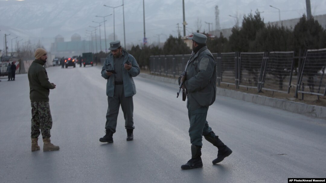 Petugas keamanan Afghanistan berjaga dekat lokasi dua ledakan (10/1/2017). Kabul, Afghanistan. (foto: AP Photo/Rahmat Gul)