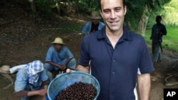 Penemu 'Black Ivory Coffee' atau Kopi Gading Hitam, Blake Dinkin, memegang keranjang berisi biji kopi yang dicampur dengan beberapa buah lainnya untuk memberi makan gajah-gajah di propinsi Chiang Rai (3/12). Kini pecinta kopi dapat menikmati kopi gajah, kopi termahal di dunia, dengan harga $50 secangkir.