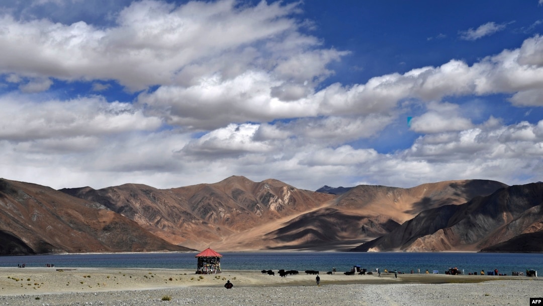 Suasana di depan Danau Pangong, distrik Leh wilayah Union di Ladakh yang berbatasan dengan India dan China, 14 September 2018. (Foto: dok).
