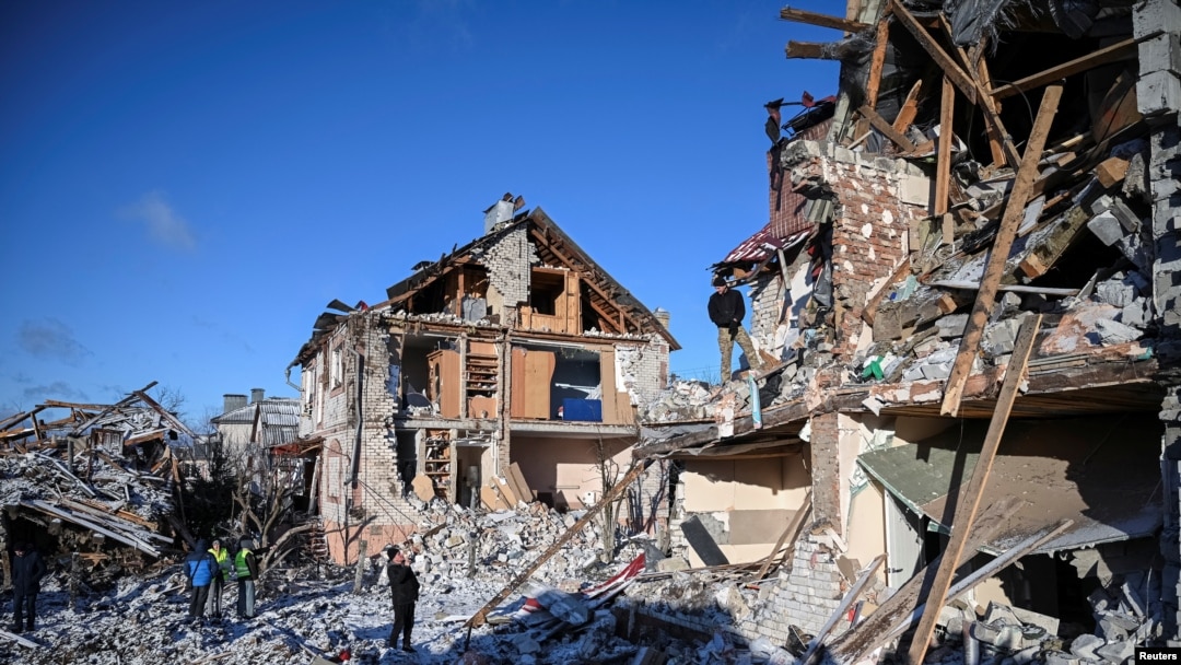 Stanovnici gledaju svoje kuće uništene ruskim raketnim udarom na Černihiv, Ukrajina, 4. januara 2025. (Foto: REUTERS/Maksim Kiška)