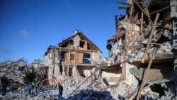 Stanovnici gledaju svoje kuće uništene ruskim raketnim udarom na Černihiv, Ukrajina, 4. januara 2025. (Foto: REUTERS/Maksim Kiška)