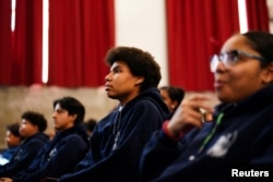 Para siswa mengikuti pelatihan ‘Start with Hello’ yang merupakan bagian dari program ‘Know the Signs’ Sandy Hook Promise di CIS 303: Leadership and Community Service Academy di wilayah Bronx, New York City, AS, 8 Oktober 2024. (Adam Gray/REUTERS)