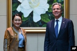 Menlu AS Antony Blinken (kanan) bertemu dengan PM Thailand Paetongtarn Shinawatra di Vientiane, Laos, 10 Oktober 2024.