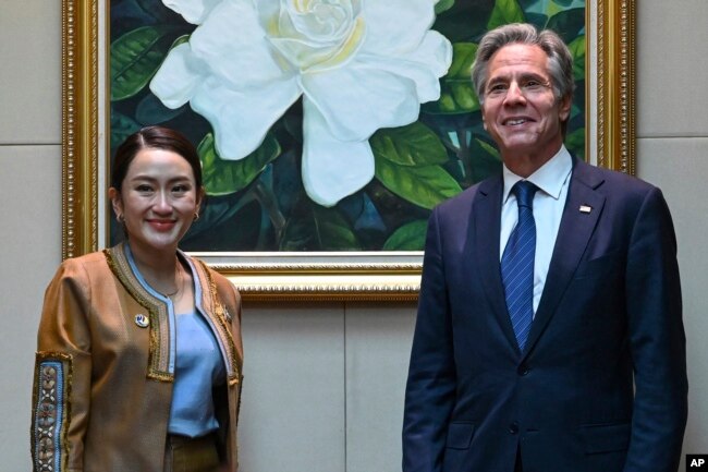 Menlu AS Antony Blinken (kanan) bertemu dengan PM Thailand Paetongtarn Shinawatra di Vientiane, Laos, 10 Oktober 2024.