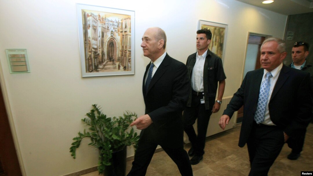 Israel's Prime Minister Ehud Olmert (L) and Minister of Internal Security Avi Dichter (R) arrive for a Cabinet meeting in Jerusalem, July 15, 2007. Dichter has been appointed Israel's new defense minister by current prime minister Benjamin Netanyahu.