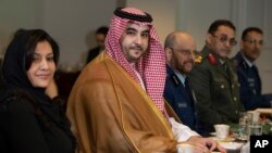 Wakil Menteri Pertahanan Saudi Pangeran Khalid bin Salman (kedua dari kiri), di Pentagon, AS, 29 Agustus 2019. (Foto: dok). 