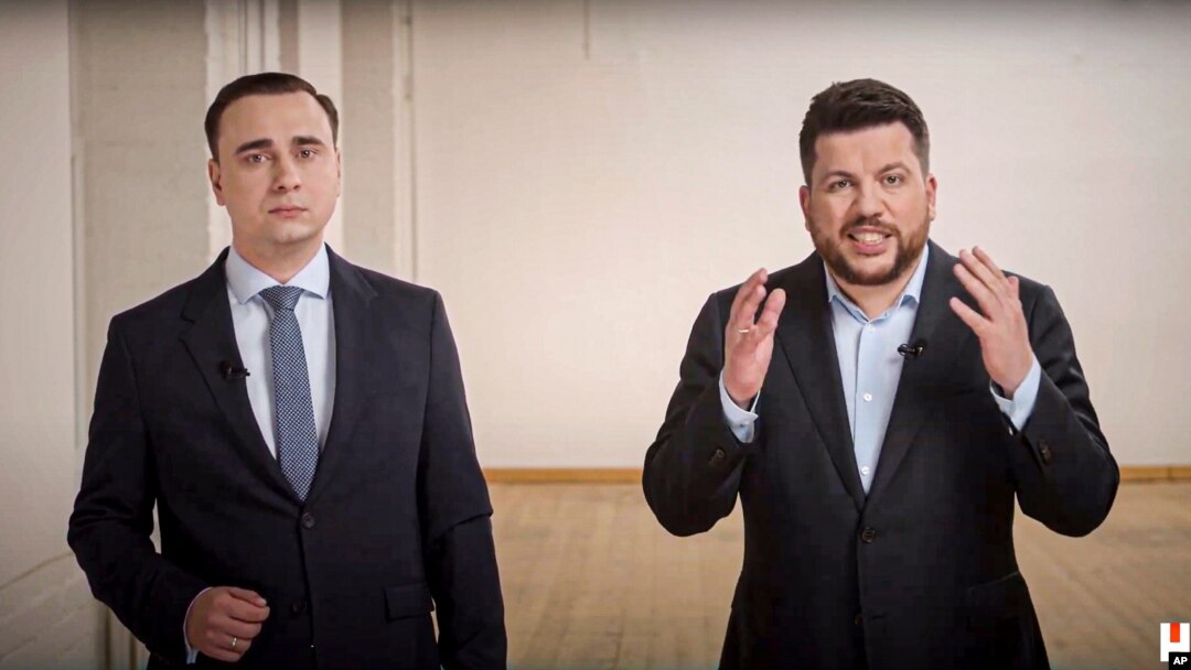 ARHIVA - Na fotografiji sa video snimka koji je objavljen na JuTjub kanalu Alekseja Navalnog 18. aprila 2021, vide se Leonid Volkov, glavni strateg Navalnog, i njegov kolega Ivan Ždanov, kako snimaju svoje obraćanje na nepoznatoj lokaciji u Evropi.
