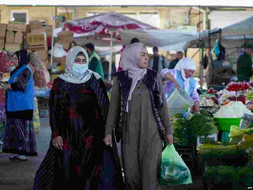 زنان در بازار مهرگون در شهر دوشنبه در تاجیکستان &nbsp;