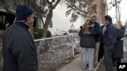 奥巴马总统和纽约市长布隆伯格、纽约州长库莫、纽约地区参议员舒默尔一起访问灾区慰问灾民