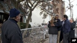 Predsednik Barak Obama, u pratnji gradonačelnika Njujorka i guvernera te savezne države, obilazi područje teško pogođeno u oluji Sendi