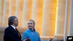 Armenian Foreign Minister Eduard Nalbandian, left, and US Secretary of State Hillary Clinton chat after giving a press conference following meetings Monday, June 4, 2012 at the presidential palace in Yerevan. (AP Photo/Saul Loeb, Pool)