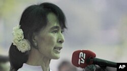 30일 기자회견을 가진 아웅산 수치 여사.