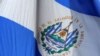 En la imagen de archivo la bandera nacional de El Salvador cuelga frente al Consulado General de El Salvador en Manhattan, Nueva York, Estados Unidos.