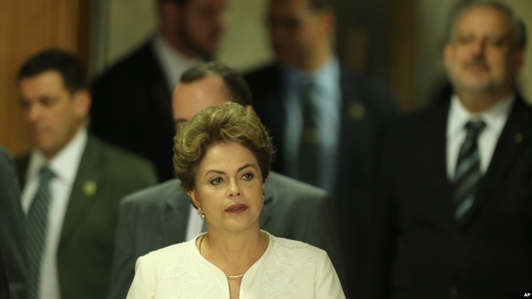 Presiden Brazil Dilma Rousseff didampingi para menteri dalam konferensi pers menyusul dimulainya sidang pemakzulan dirinya di Kongres, di Brasilia, Brazil (2/12). (AP/Eraldo Peres)