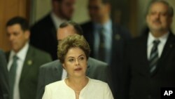 Presiden Brazil Dilma Rousseff didampingi para menteri dalam konferensi pers menyusul dimulainya sidang pemakzulan dirinya di Kongres, di Brasilia, Brazil (2/12). (AP/Eraldo Peres)