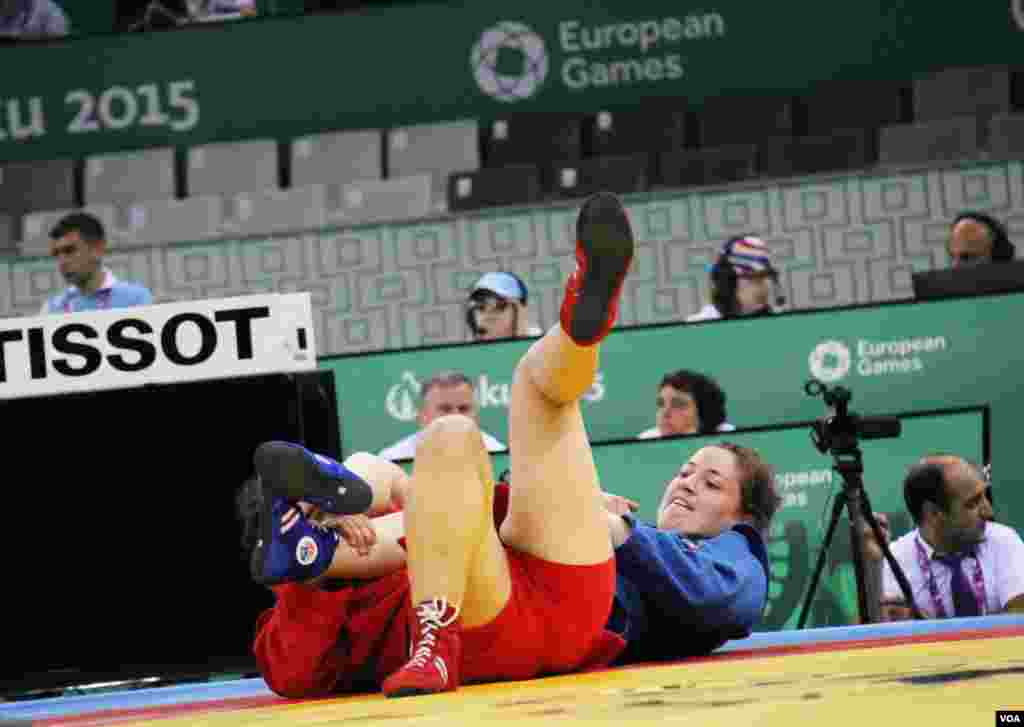 Kişilər və qadınlar arasında keçirilən Sambo idman yarışması