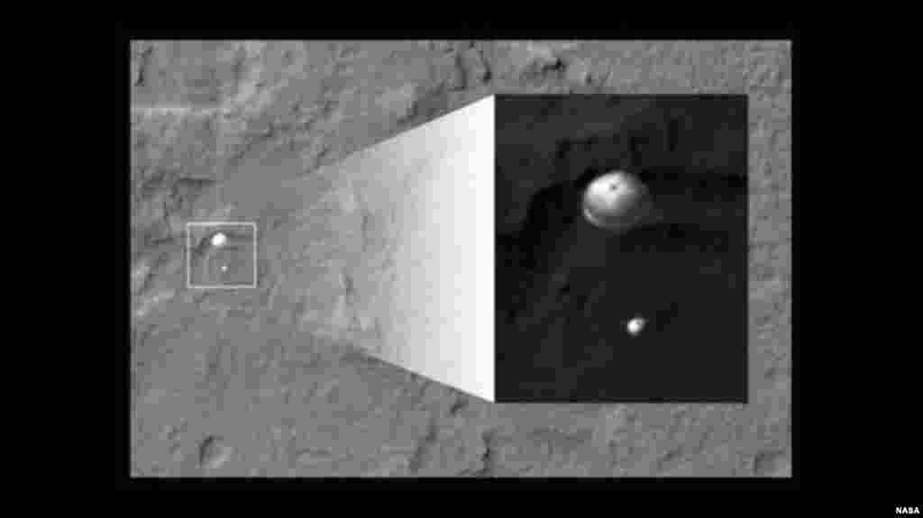 El Curiosity y su paracaídas fueron captados durante su descenso en esta imagen de la Órbita de Reconocimiento de la NASA para Marte. 