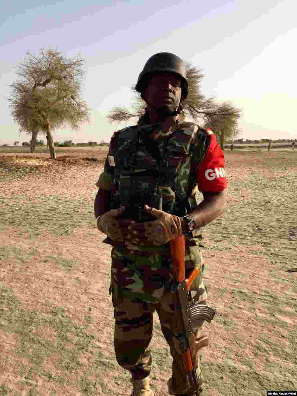 Le lieutenant Moussa Daouda Rabiou, de la Garde nationale du Niger, patrouille le long de la Komadogou, rivière qui sépare le Niger du Nigeria, le 29 février 2016.