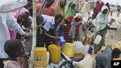 Para pengungsi mengisi jirigen dengan air hujan di sebuah kamp di pinggiran Mogadishu, Somalia (foto: dok).