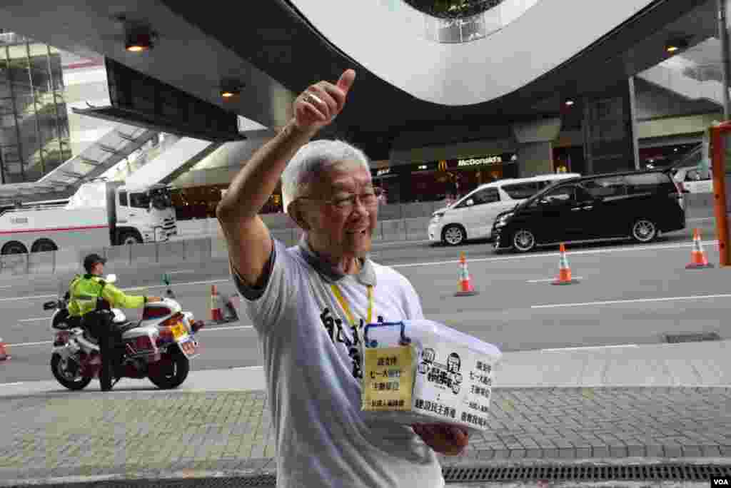 天主教香港教區榮休主教陳日君參與今年7-1大遊行。(美國之音湯惠芸拍攝)