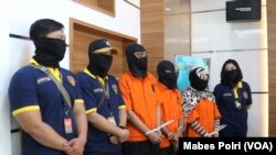 Tiga tersangka anggota sindikat Saracen ditangkap dan siap diseret ke pengadilan oleh aparat Polri. (Foto: Mabes Polri)