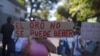 Una mujer protesta antes de una sesión del Congreso de El Salvador que debatirá un proyecto de ley del presidente Nayib Bukele que anularía una prohibición nacional de 2017 sobre la minería de metales en San Salvador, el 23 de diciembre de 2024.