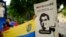Una mujer sostiene un cartel con la imagen del empresario Alex Saab durante una manifestación por su liberación, en Caracas. Octubre 17, 2021.