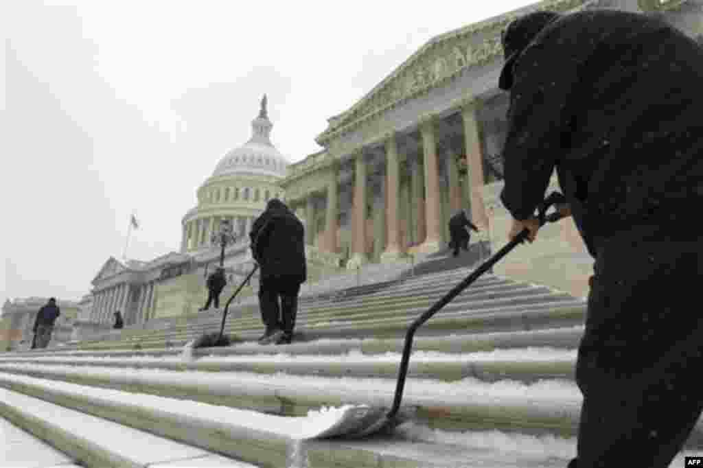 Workers shovel the snow on the steps that lead to the Senate on Capitol Hill in Washington Thursday, Dec. 16, 2010. (AP Photo/Alex Brandon)