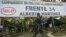 Un guerrillero pasa por delante de un cartelke identificativo de las FARC en momnetos en que no se habían dsmovilizado.Archivo.
