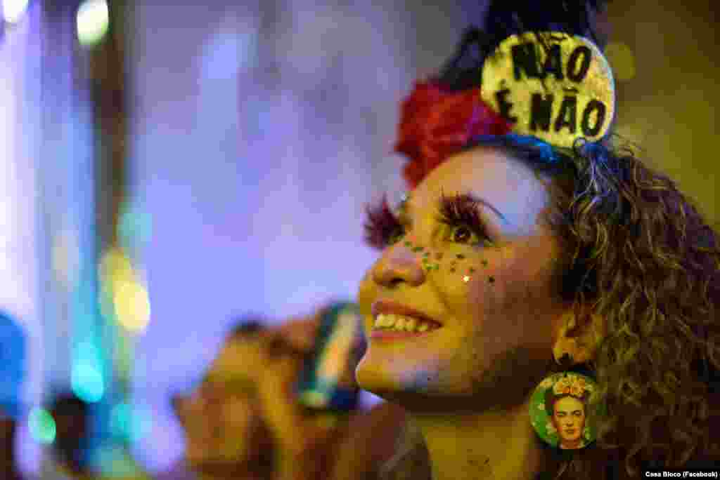 Bloco tradicional do Rio de Janeiro, Amigos da Onça, apresentam-se na Casa Bloco sediada na casa histórica França-Brasil. Amigos da Onça é uma banda que surgiu em 2008 que em seu repertório mistura vários gêneros musicais. A missão da Casa Bloco é mostrar a pluralidade do Carnaval Brasileiro, já que se diferencia de região para região.