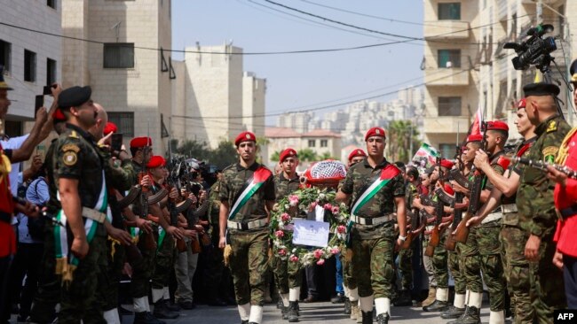 Filistin güvenlik güçleri mensupları, işgal altındaki Batı Şeria'nın Nablus kentinde düzenlenen cenaze töreni sırasında öldürülen Türk-Amerikan Uluslararası Dayanışma Hareketi aktivisti Ayşenur Ezgi Eygi'nin naaşını taşıdı.