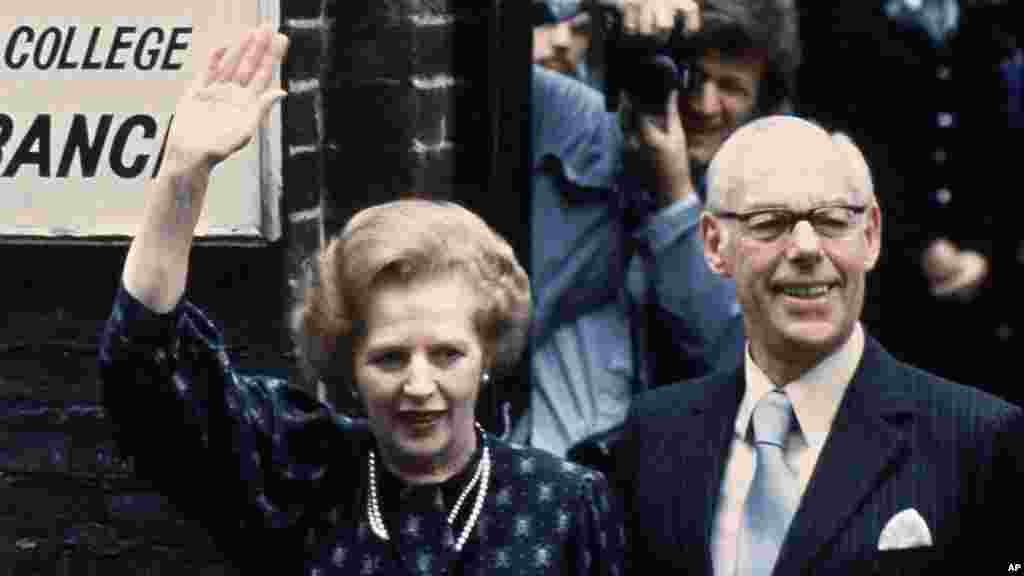 Margaret Thatcher, ent&atilde;o primeira-ministra brit&acirc;nica, &agrave; sa&iacute;da da sua sec&ccedil;&atilde;o de voto em Westminster, Londres, com o marido, Dennis, depois de depositar o seu voto nas elei&ccedil;&otilde;es gerais de 9 de Junho de 1983.