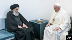 프란치스코(오른쪽) 교황이 6일 나자프에서 아야톨라 알리 알시스타니 이라크 시아파 최고 성직자와 회동하고 있다.