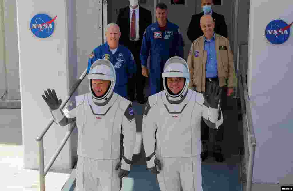 فالکن نائن کے ذریعے روانہ ہونے والے خلاباز ہرلی اور باب بینکن سابق فوجی پائلٹ ہیں۔