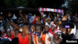 Des Ghanéens célèbrent la victoire du président Nana Akufo-Addo à l’élection présidentielle à Accra, 8 décembre 2016. 